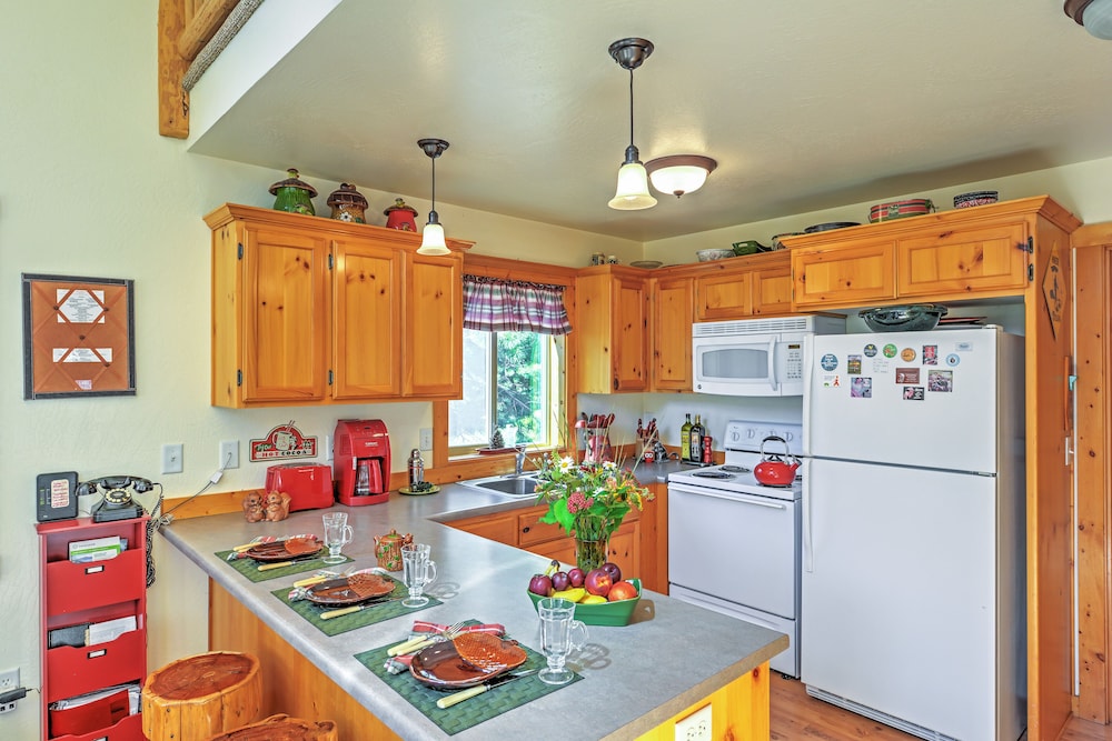Klamath Falls Vacations - Bright Klamath Falls Cabin w/ Deck Mtn Views! - Property Image 19