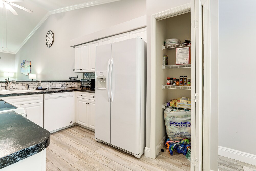 Lake View & Screened Balcony: Estero Getaway!