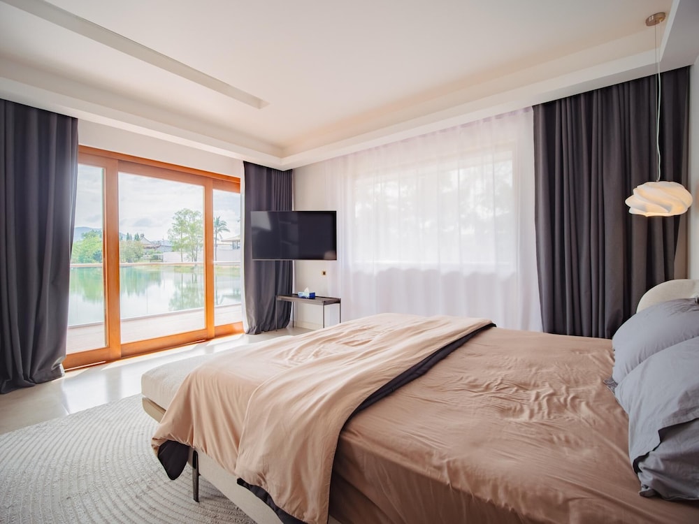 Luxurious 5bedroom White Estate Villa Private Lake