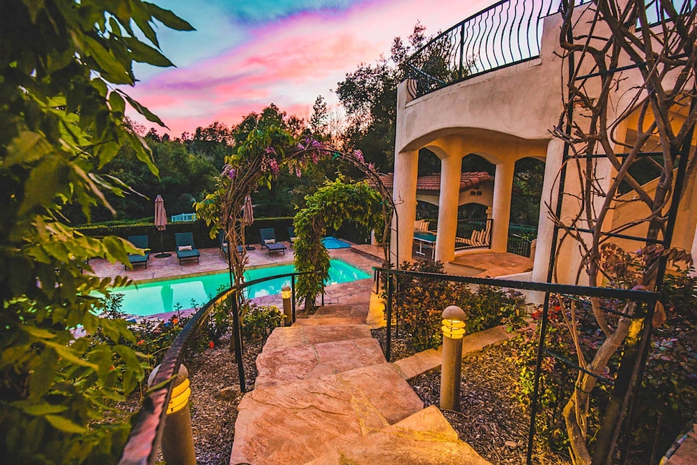 De Luz by Avantstay 5 Acre Estate w Lake Pool Hot Tub