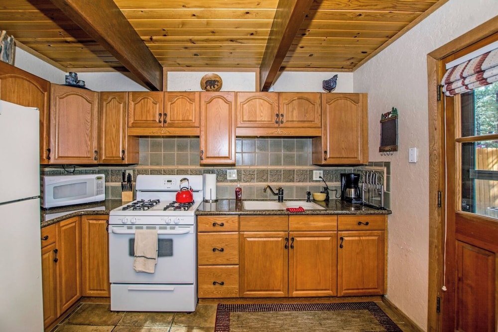 88 Acres Cottage in Big Bear w HotTub