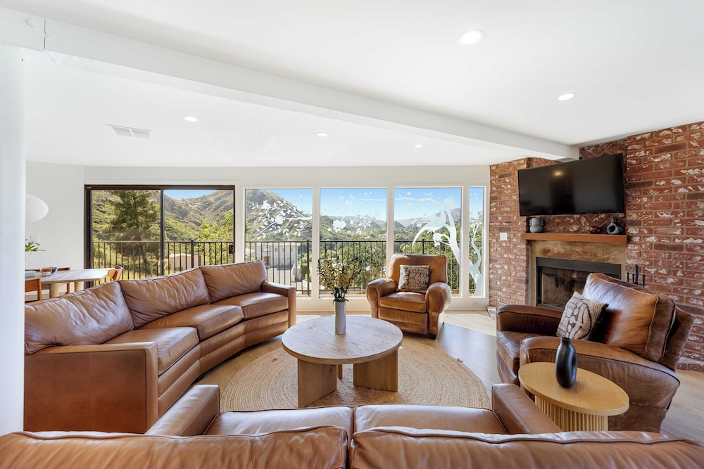 Designer Retreat w/ Pool, Firepits, Panoramic Views The Lake House at Malibu