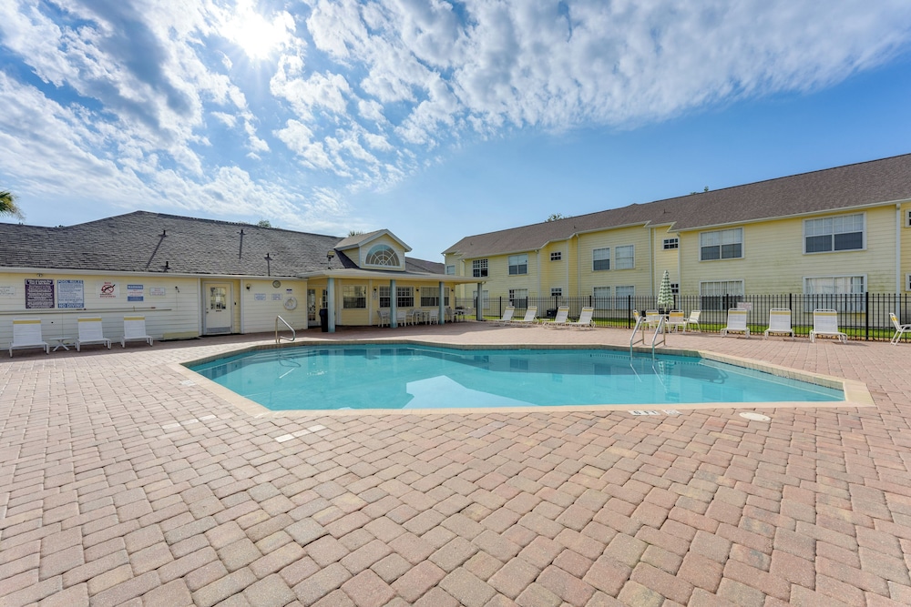 8 Mi to Disney: Resort-style Condo w/ Pool Access