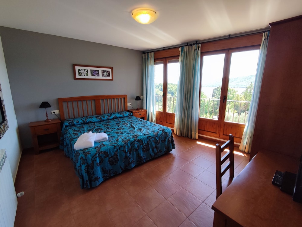 Casas Pirineo Aínsa: Historic Palace & Garden