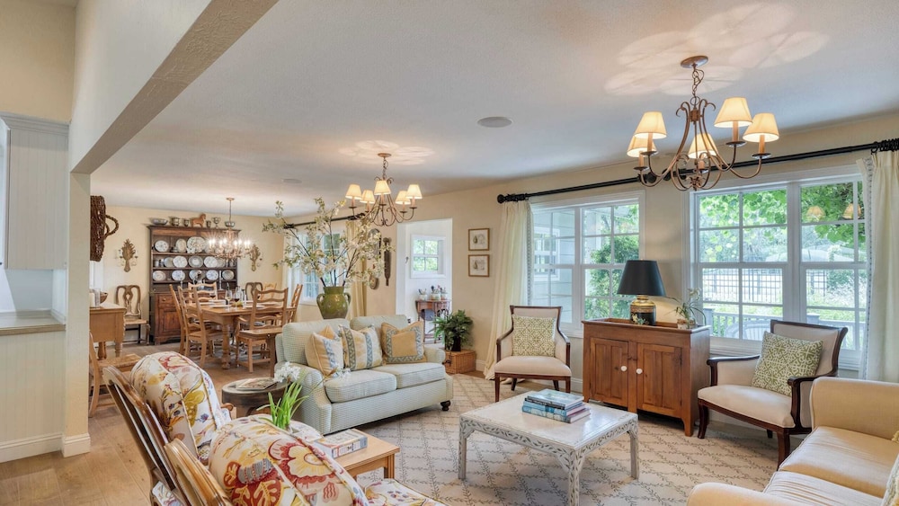 Glen Ellen Escape 5BR Retreat w/ Pool, Hot Tub, Hammocks & Vineyard Views