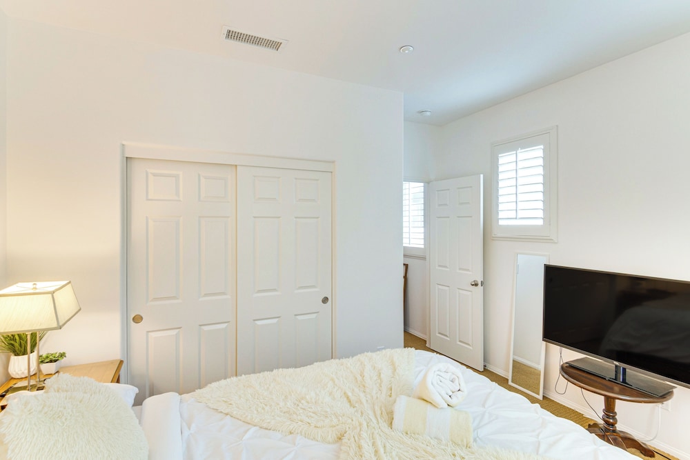 Walk to Beach: Luxe San Buenaventura Villa!