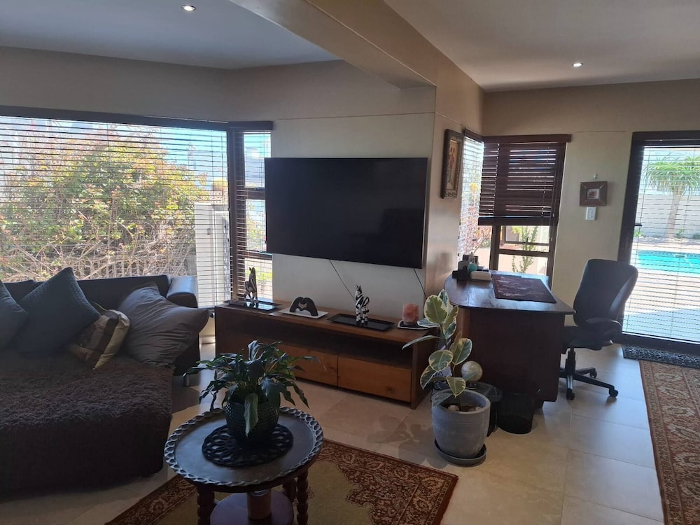 Whispering Waves - Serene Langebaan Getaway With Breathtaking Views