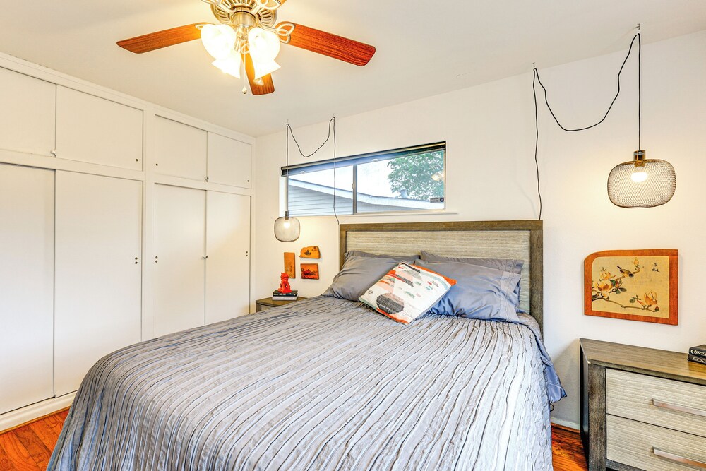 7 Mi to Dtwn San Antonio: Charming Home w/ Yard