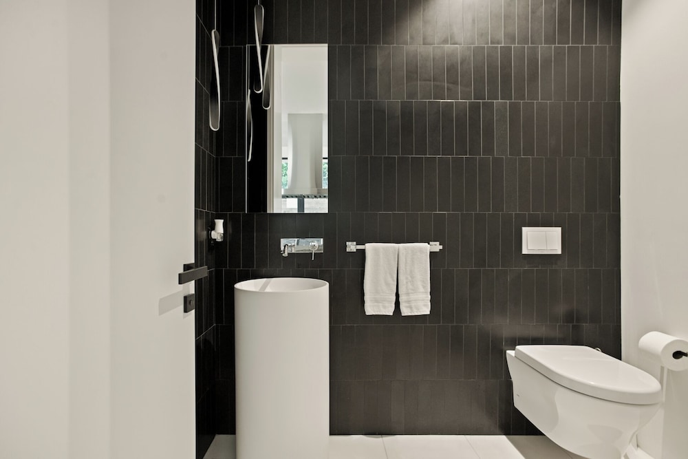 Belfast Estate - Mid-century Meets Modern - Luxe Poolside Villa