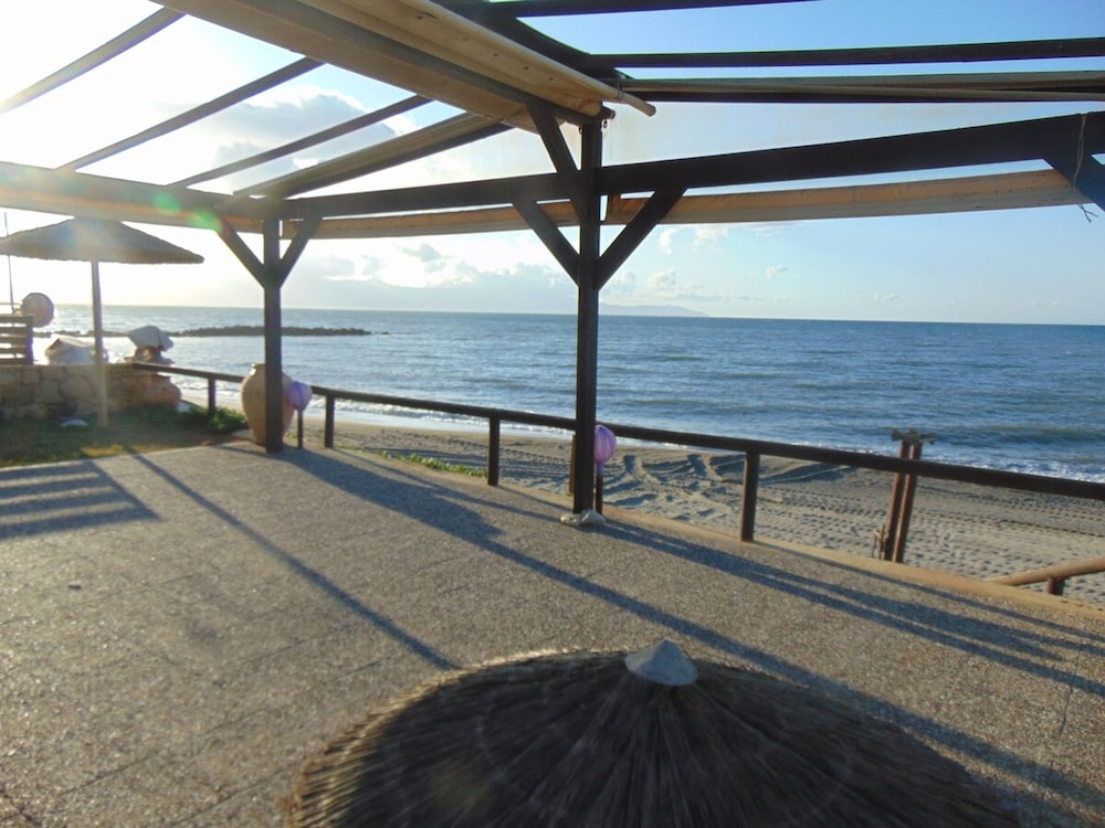 Comfy Beachfront Litinas Casa With Seaview