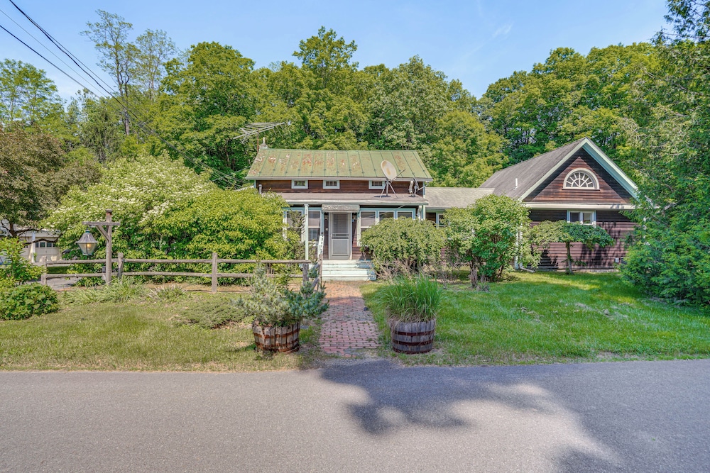 9 Mi to Dtwn Hudson: Pet-friendly Home w/ Pool