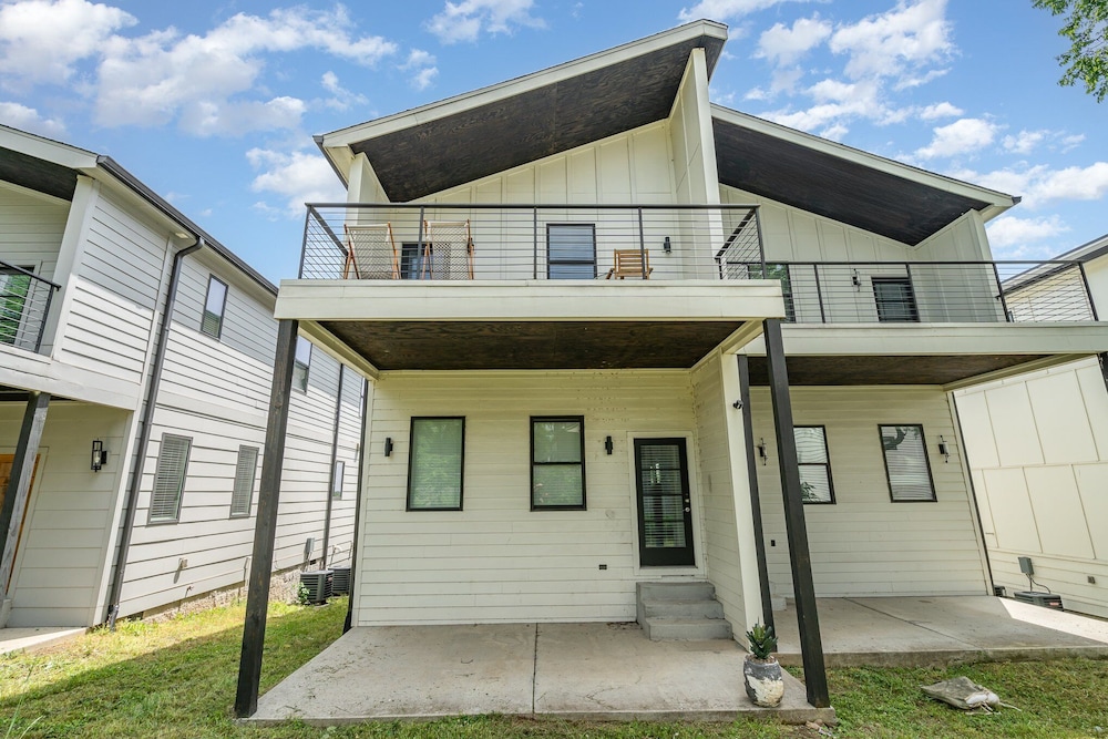 Jade - Private Patio and Balcony - Near Germantown