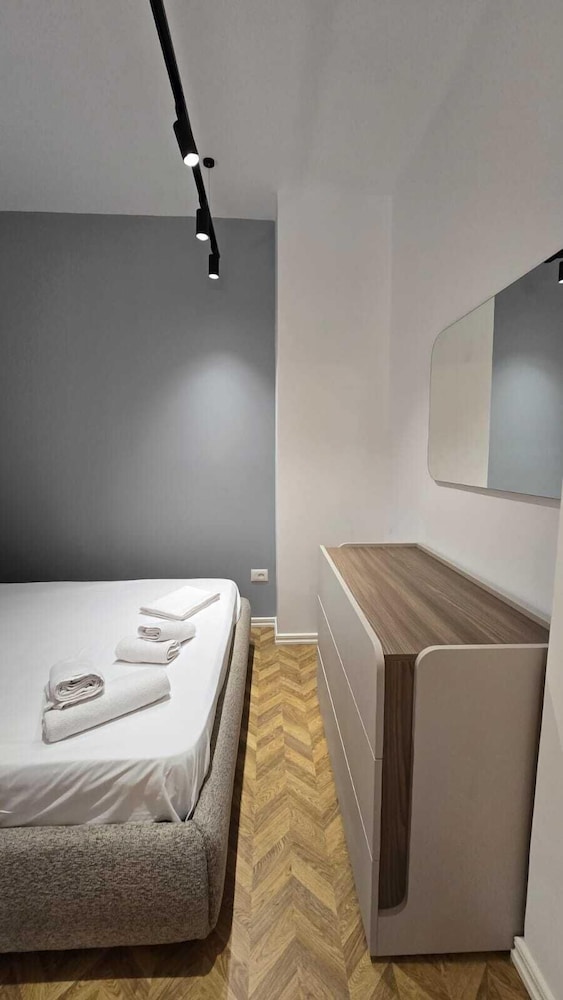 Tirent Apartment-Modern 1-Bedroom Stay Near Liqeni i Thatë