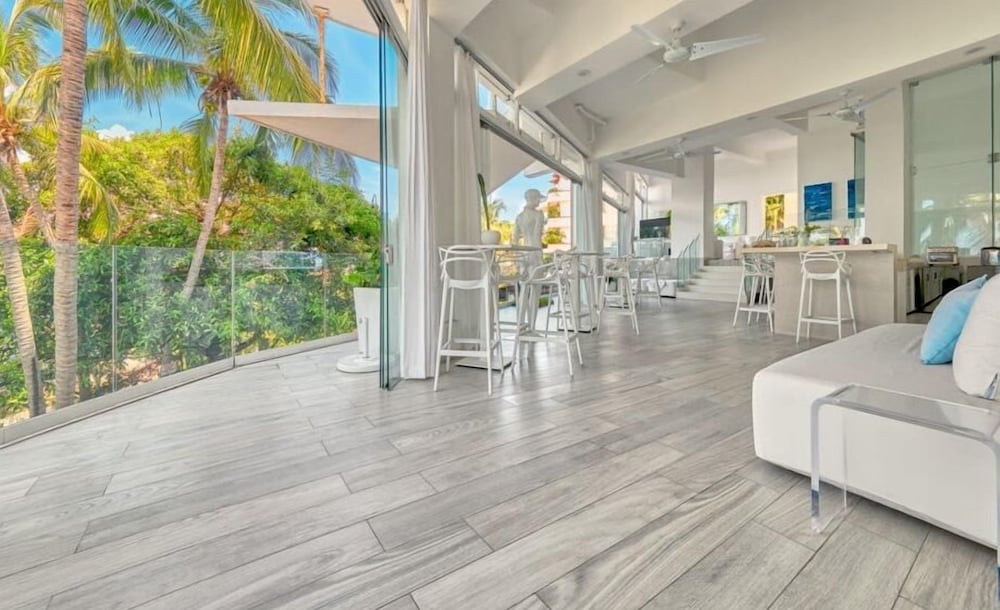 Luxury 1BR APT - Beach View - Jacuzzi - King Bed