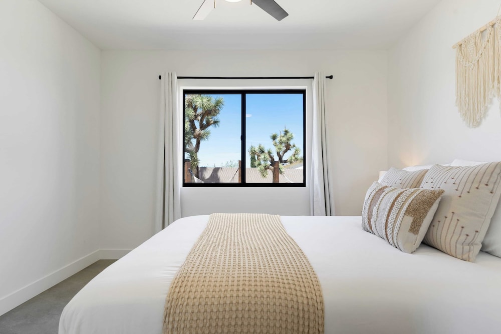 Bocce, Pool+spa, Game Room, Firepit Modern Oasis Yucca Haven by Avantstay