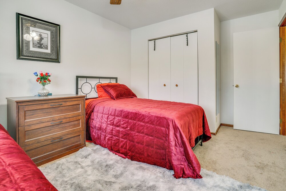 2 Mi to Dtwn St Paul: Home w/ Private Deck & Yard!