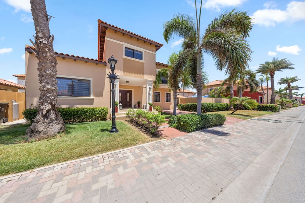Gold Coast 4br4 5BA Villa w Privatepool Gym