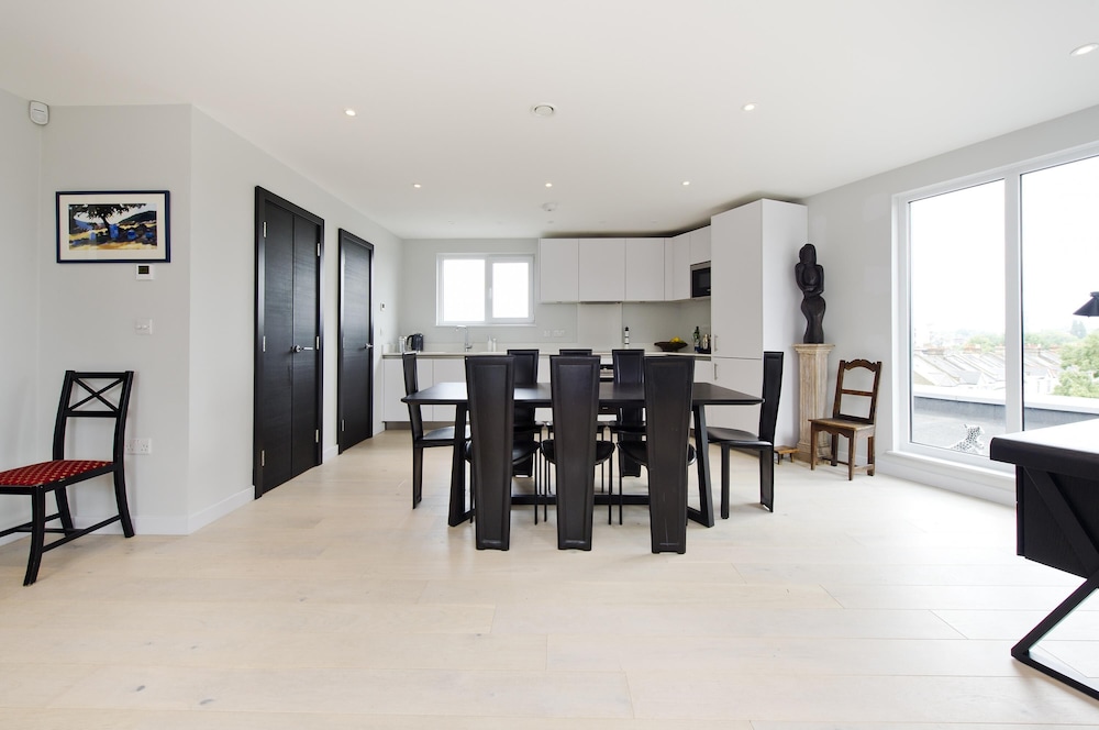 Fabulous 2-bed Penthouse Wimbledon