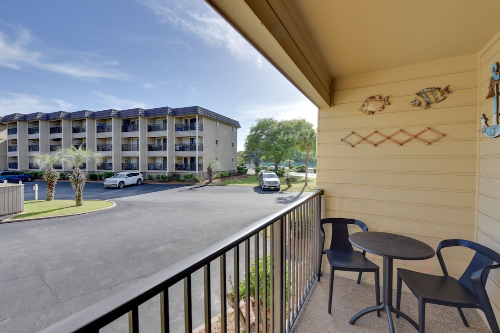 Community Pool & Bikes: Hilton Head Family Condo view 5