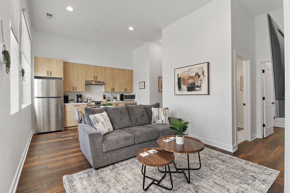 Stylish 4BR Stay - State rep
