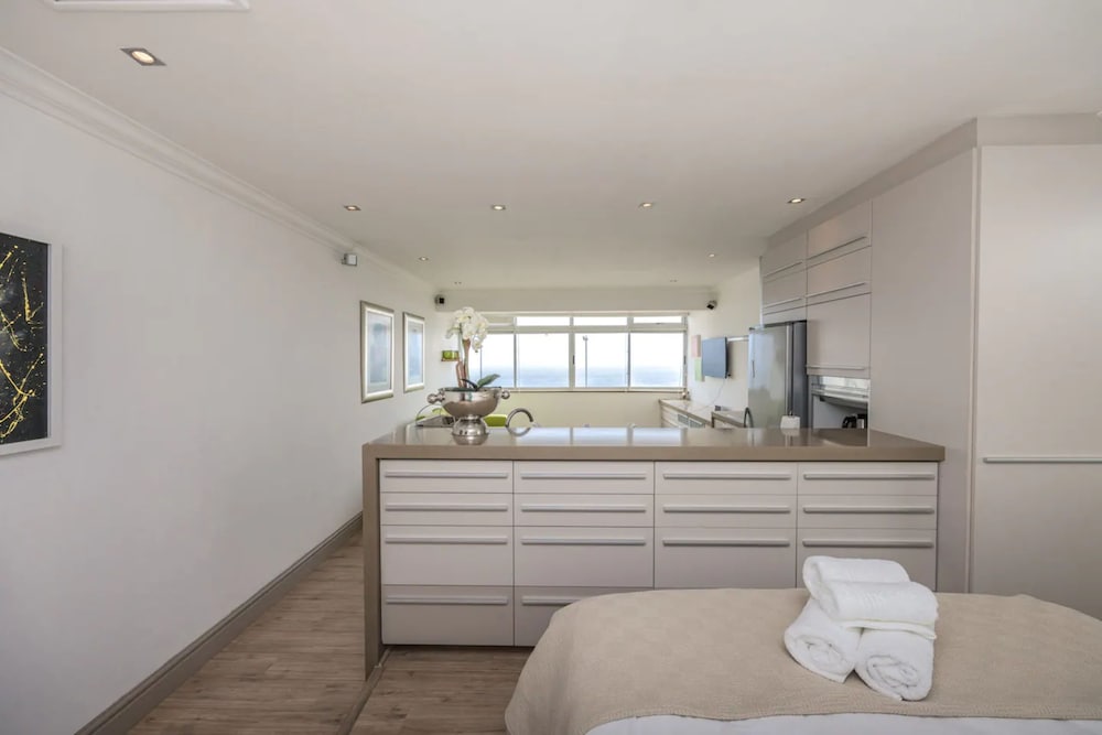 Spacious Studio Apartment With Full Ocean View at Mouille Point view 5