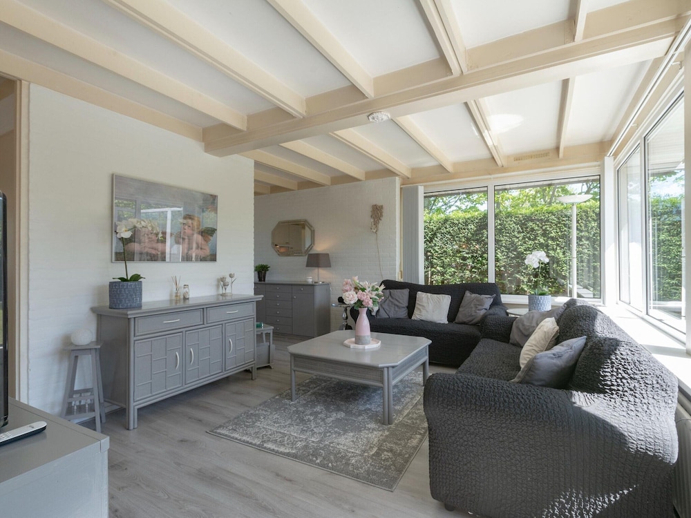 Welcoming Bungalow With Garden