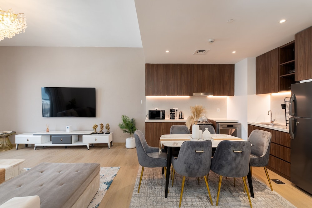 Contemporary La Mer 1BR w Beach Access