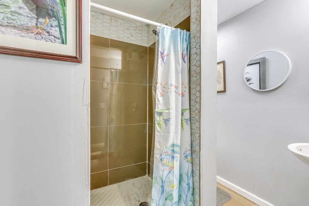 Beachy Home in Heart of Beaufort w/ Pool Access