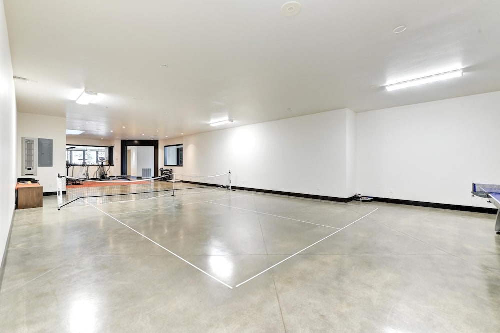 KBM Resorts Walk to Slopes, Sports Court, Private Home Theater, Sleeps 17, Outdoor Hot Tub Pco-184m