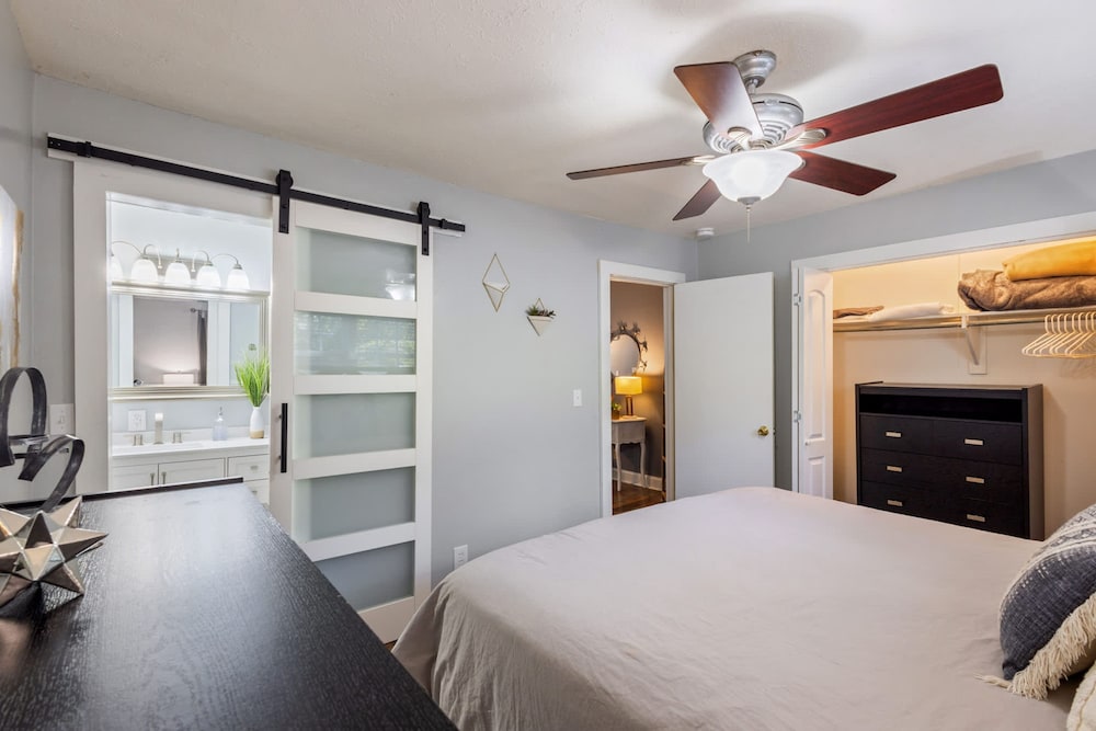 Hot Tub BBQ Retreat Spacious Backyard Pet-friendly