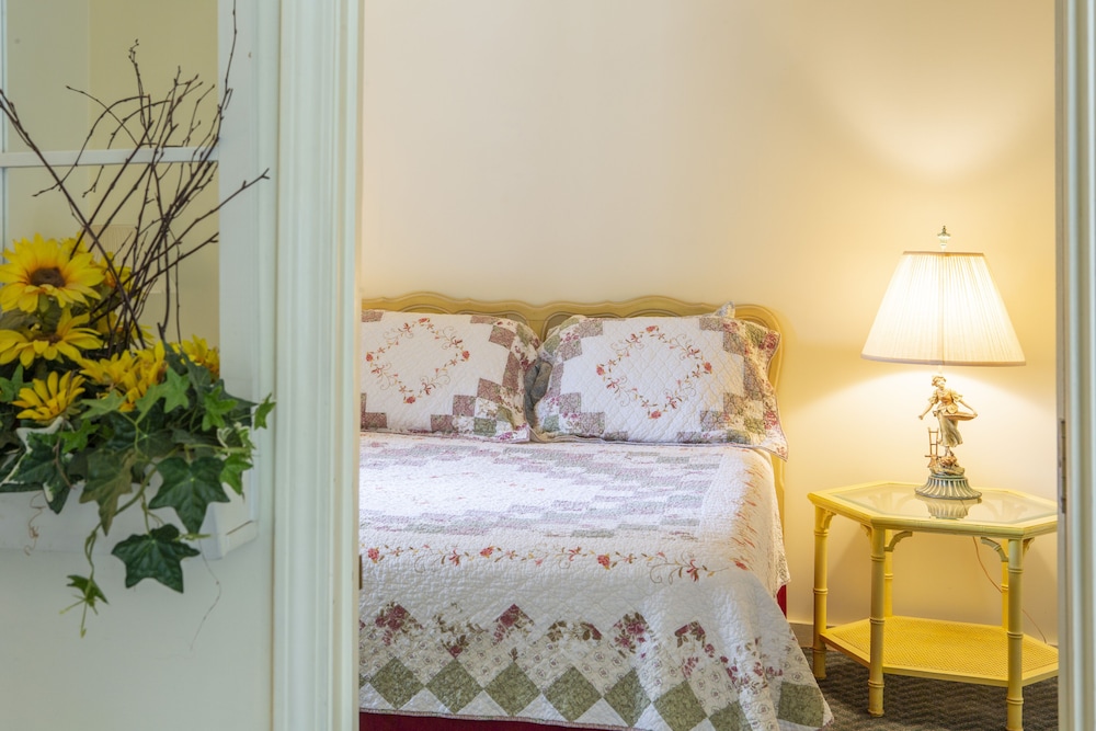 The Chimney Rock Inn & Cottages