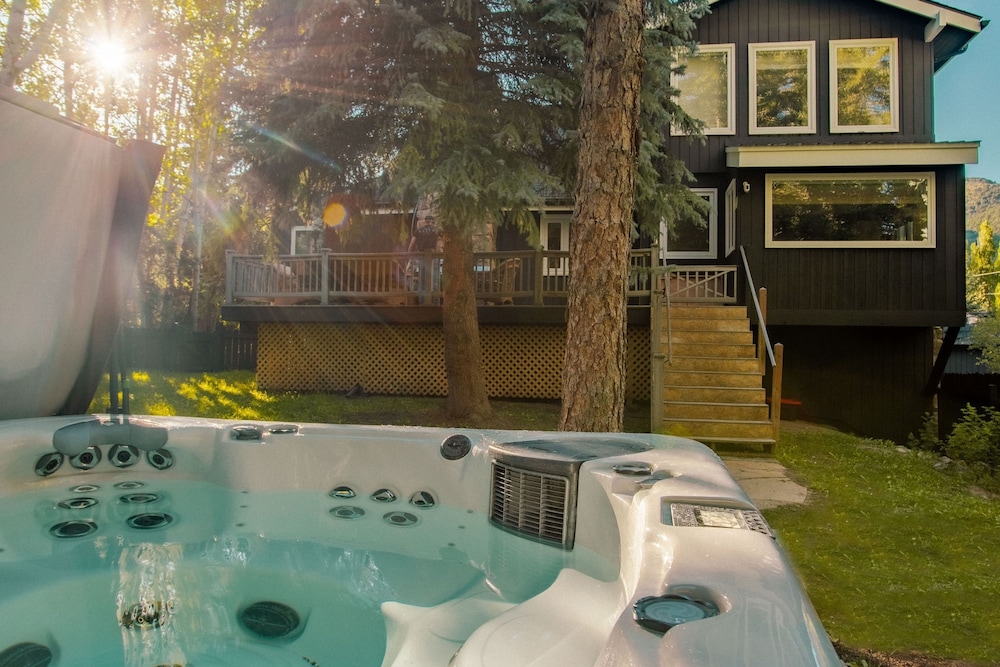 River House Hot Tub 15min to Downtown Skiing