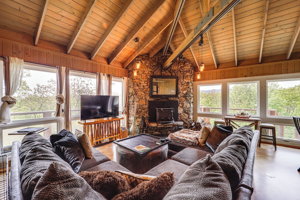 8 Mi to Ski Slopes! Hot Tub Haven in Seven Devils