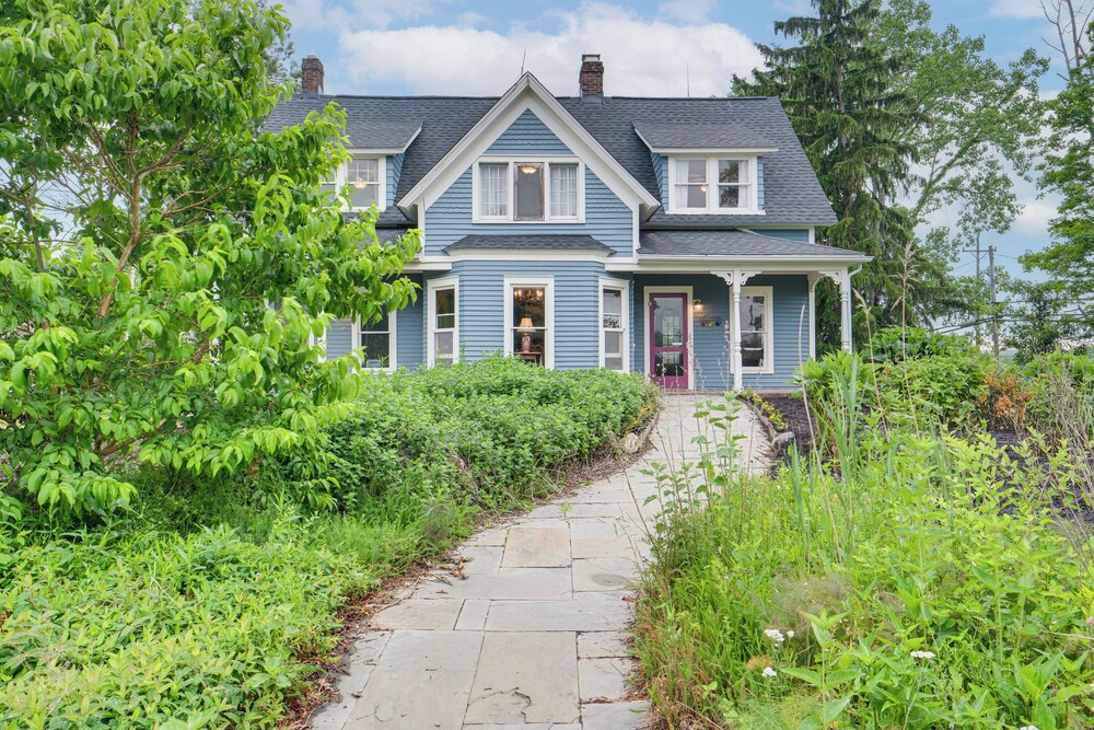 2 Mi to Chardon Square: Spacious Farmhouse