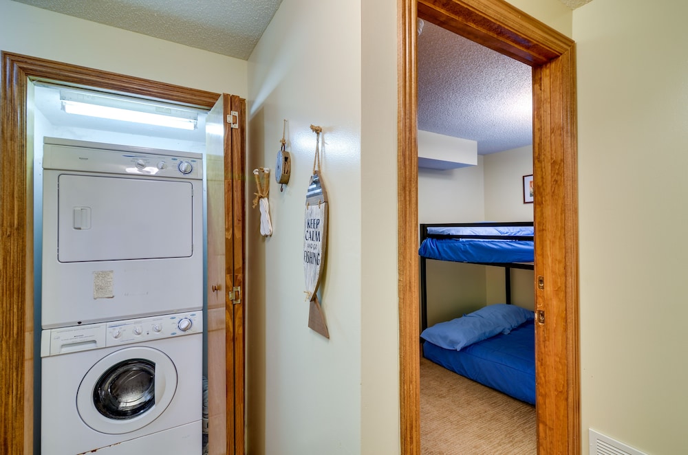 Burnside Resort Cabin w/ Hot Tub & Outdoor Spots!