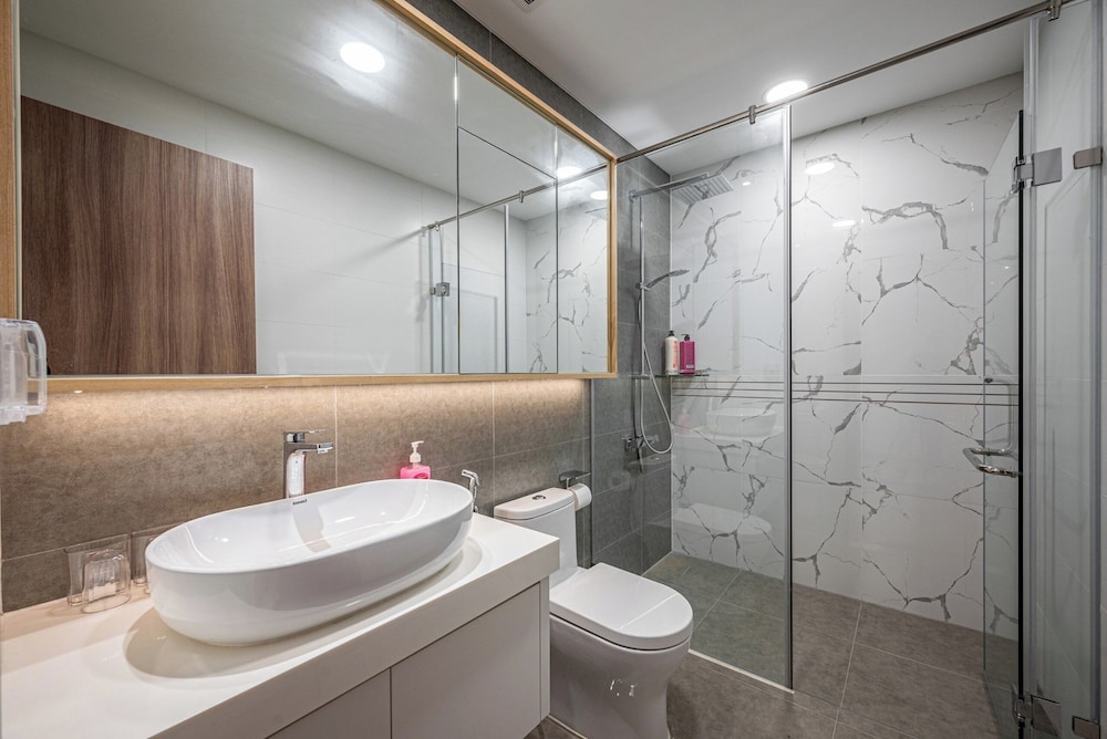 Luxury Sunwah Apartment near Landmark 81 - City View