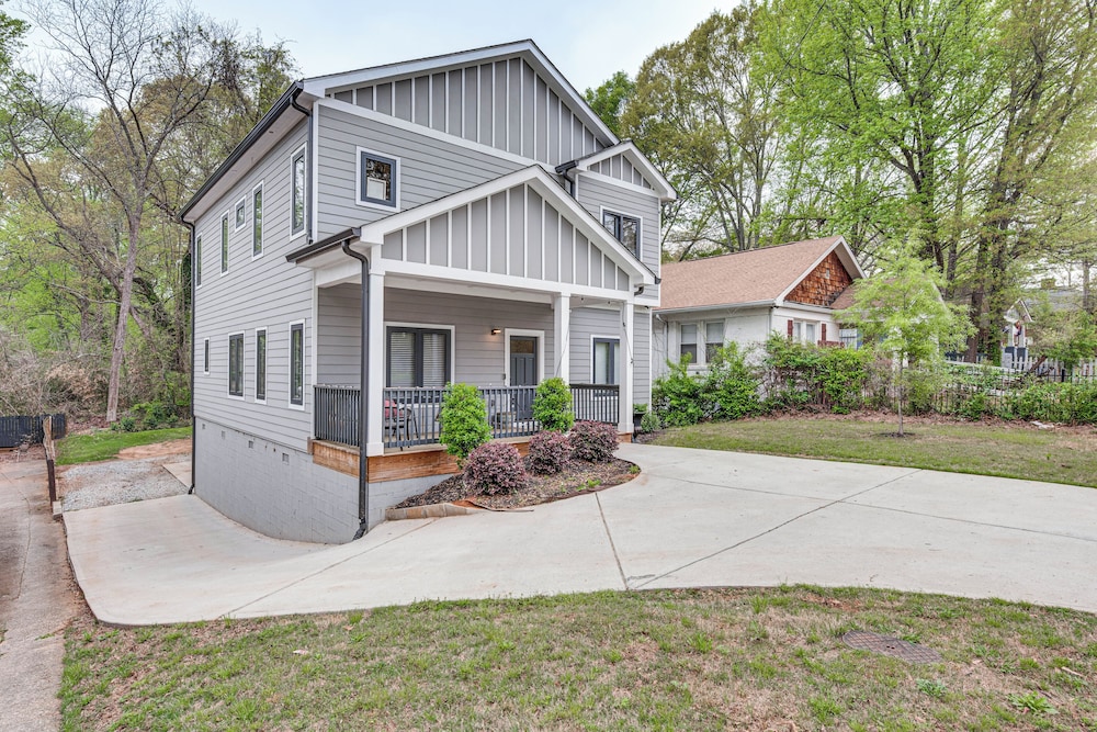 5 Mi to Dtwn Atl: Home w/ Office & Large Backyard!
