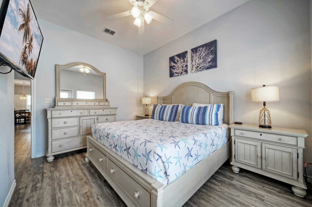 Sleeps 29, 3 Homes Beachside Resort Pool, Walk to the Beach
