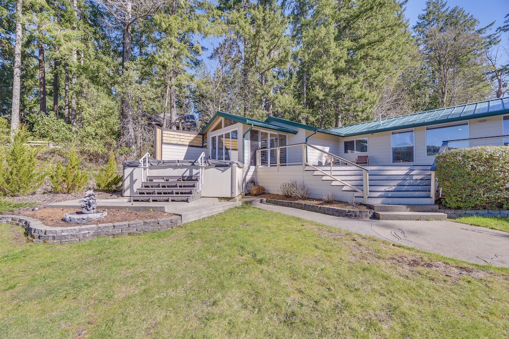Waterfront Washington Getaway w/ Hot Tub & Deck! view 4