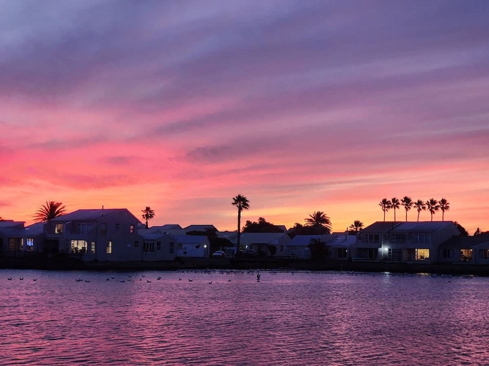 Flamingo Villa Beach Pool Luxury Solar Back Up