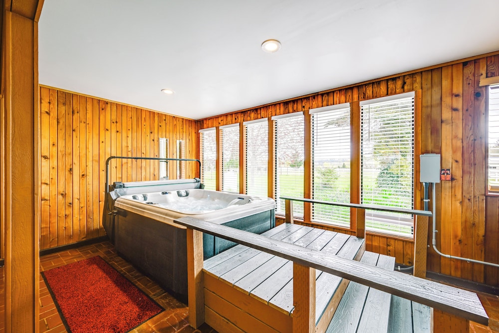 9 Mi to Spanaway Park: Home w/ Indoor Hot Tub