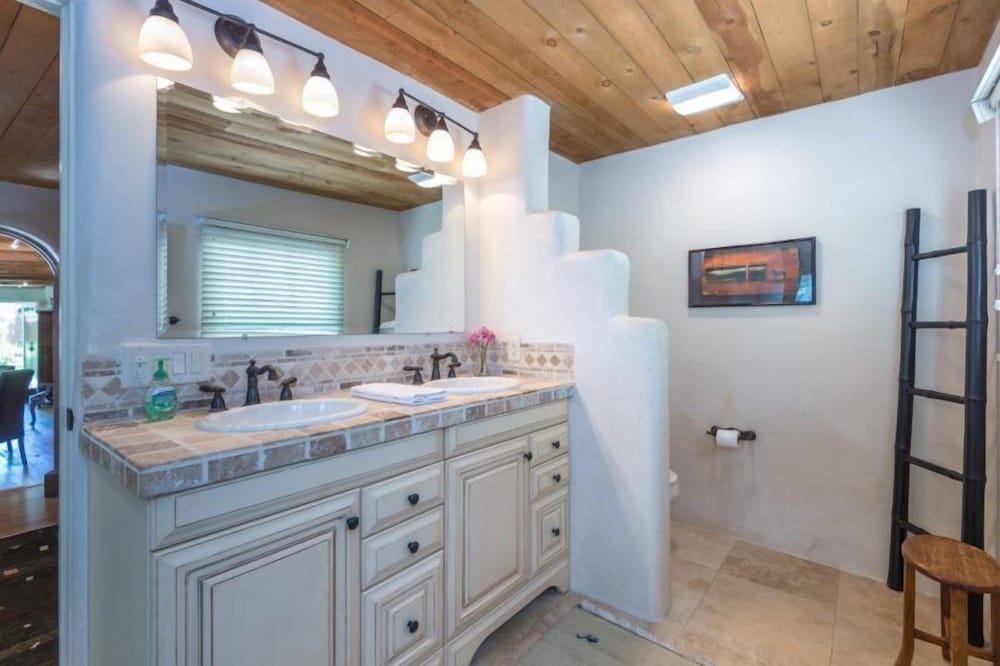 La Luz - Luxurious East Side Adobe With Hot Tub and Kiva Fireplace, Walk Everywhere view 2
