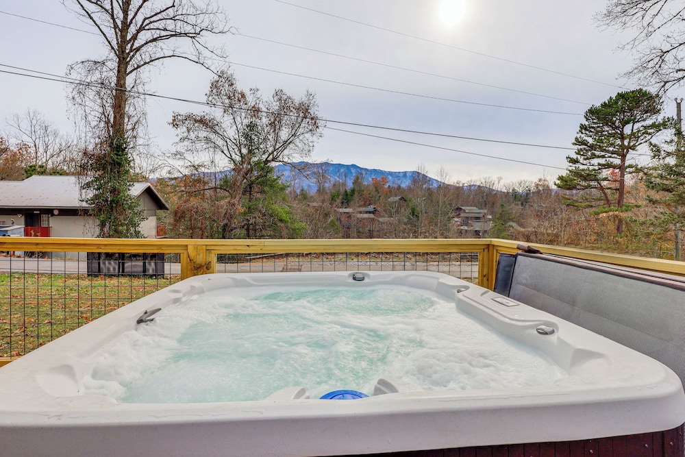 Family-friendly Cabin w/ Hot Tub in Gatlinburg!