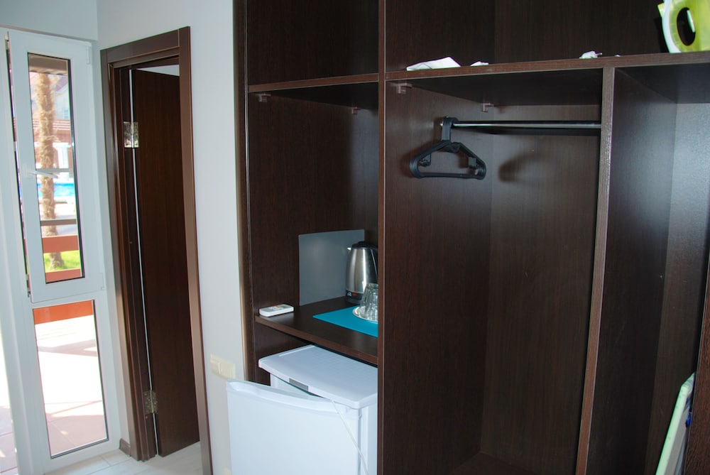 Peak Season Hotel