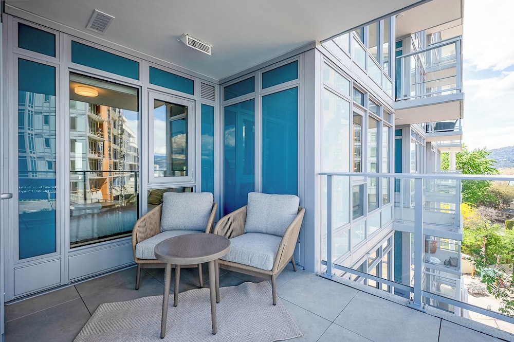 AQUA Corner Unit w Amazing View 614