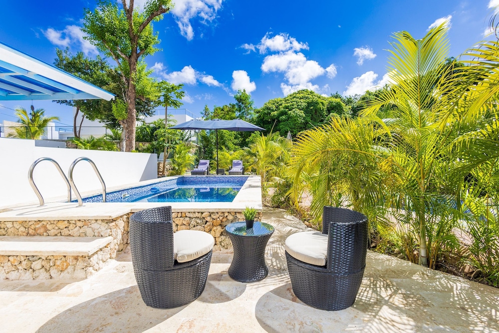 Relaxing 3-bedroom Villa With Pool Rooftop Jacuzzi in a Secluded Setting
