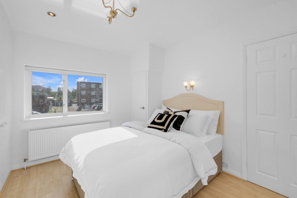 4 Bed - Sleeps 8 - Free Parking - Garden