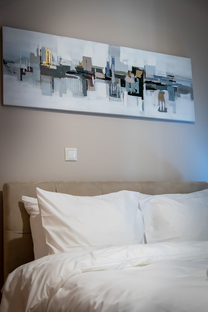 2br renovated flat close to metro photo 3