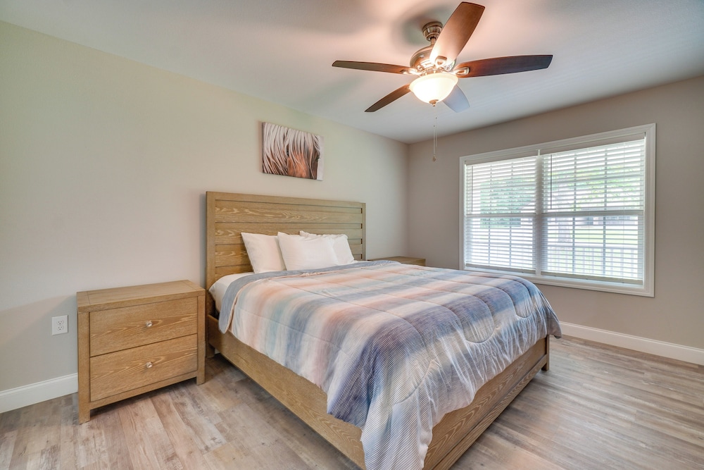 Wraparound Porch: Home Near Dtwn Crossville!