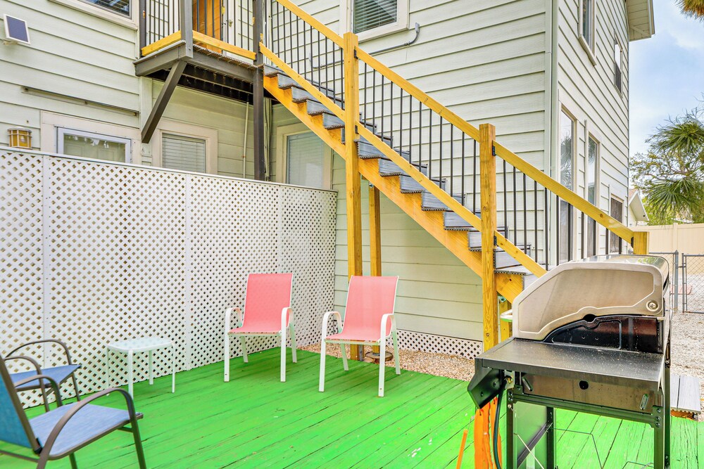 Walk to Manatee River: Palmetto Unit w/ Sunroom